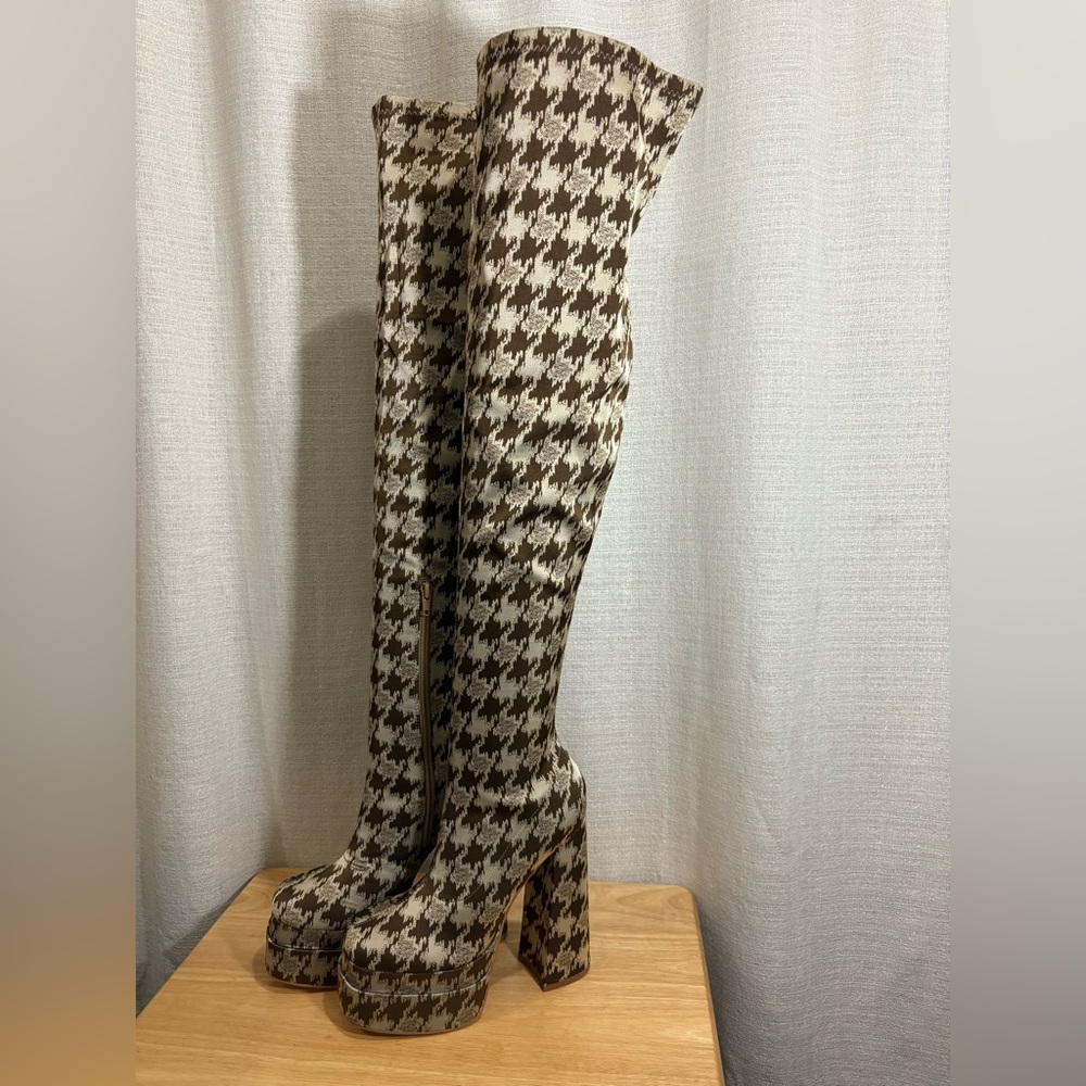Stylish Houndstooth Platform Boots (NEW)
